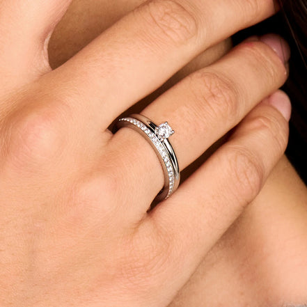 Ring aus 585er Weißgold mit Pavé-Fassung