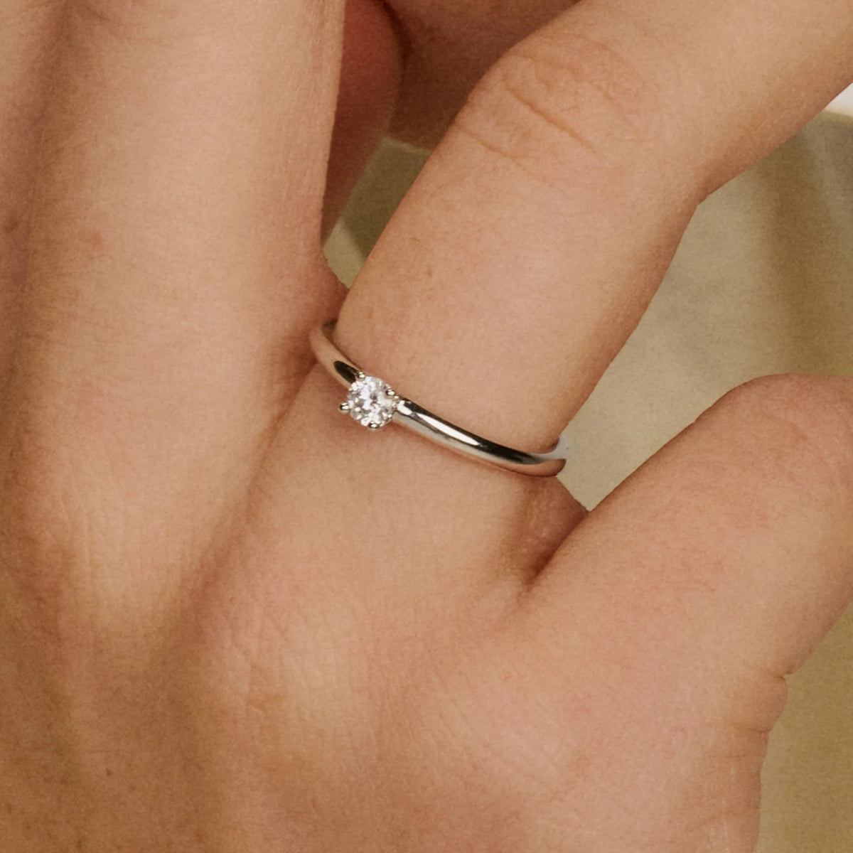 Zirkonia-Ring aus 585er Weißgold im Solitär-Design