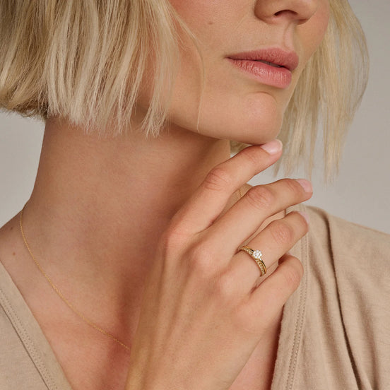 Zirkonia-Ring aus 585er Gold mit rundem Pavé-Element