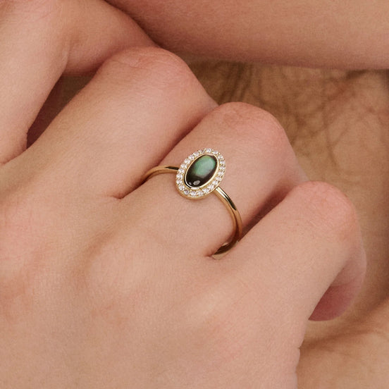 Ring aus 585er Gold mit ovalem schwarzem Perlmutt und Zirkonia