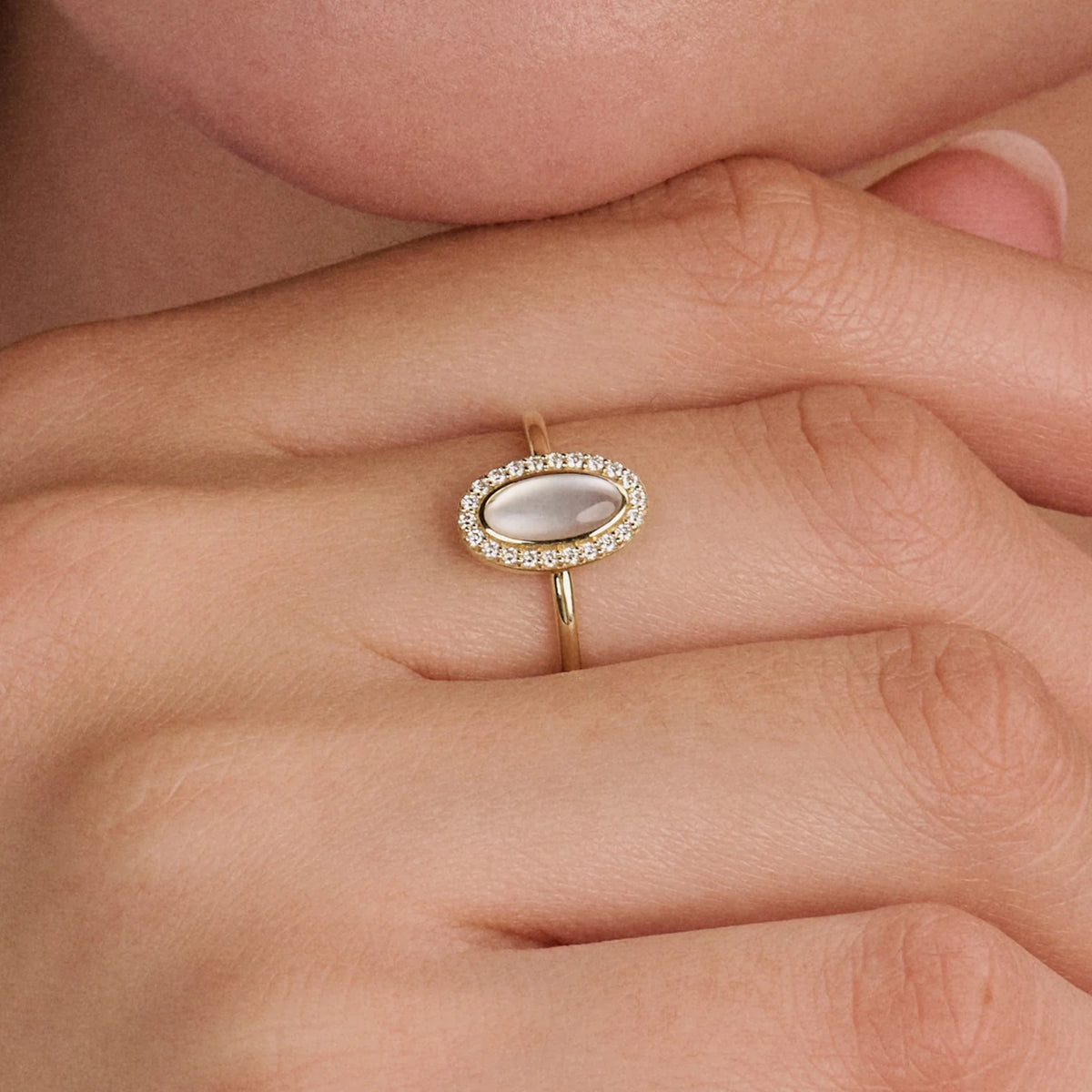 Ring aus 585er Gold mit ovalem Perlmutt und Zirkonia
