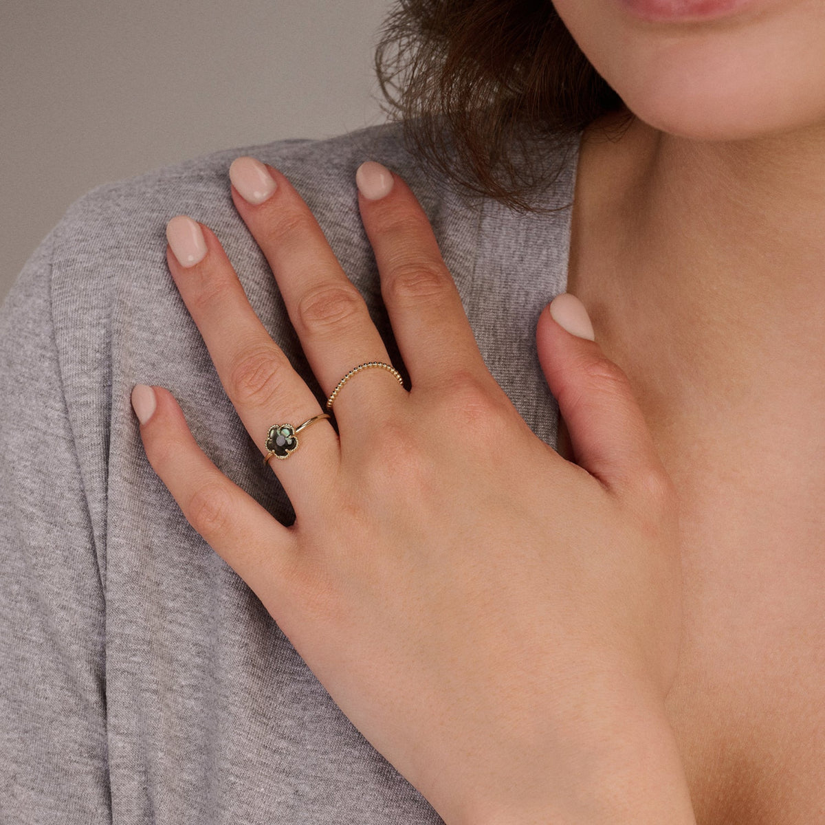 Ring aus 585er Gold mit schwarzer Perlmutt-Blüte