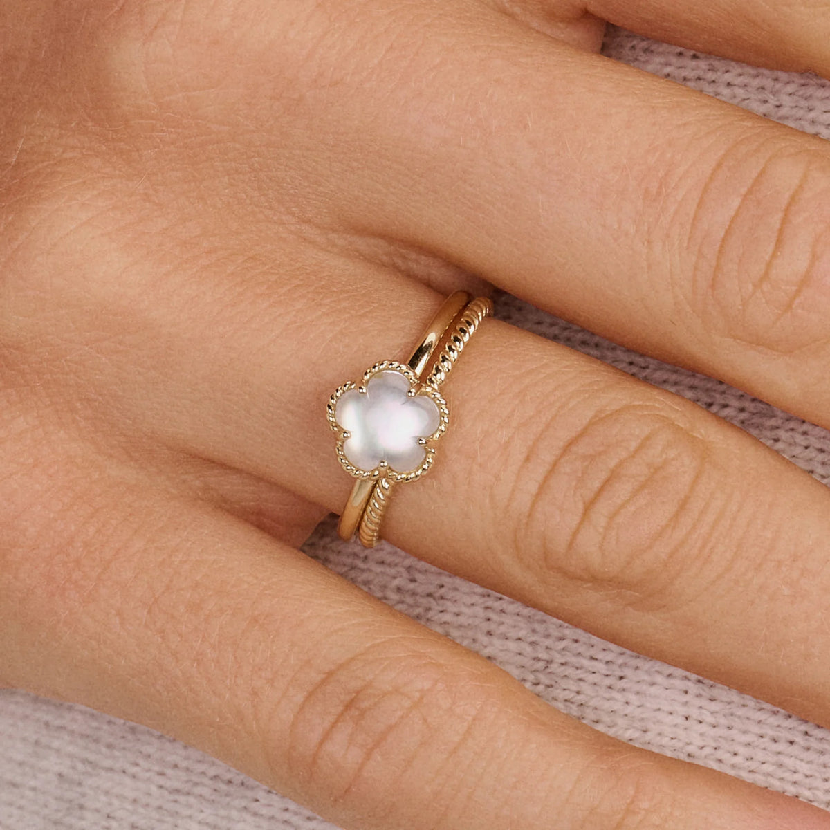 Ring aus 585er Gold mit Perlmutt-Blüte