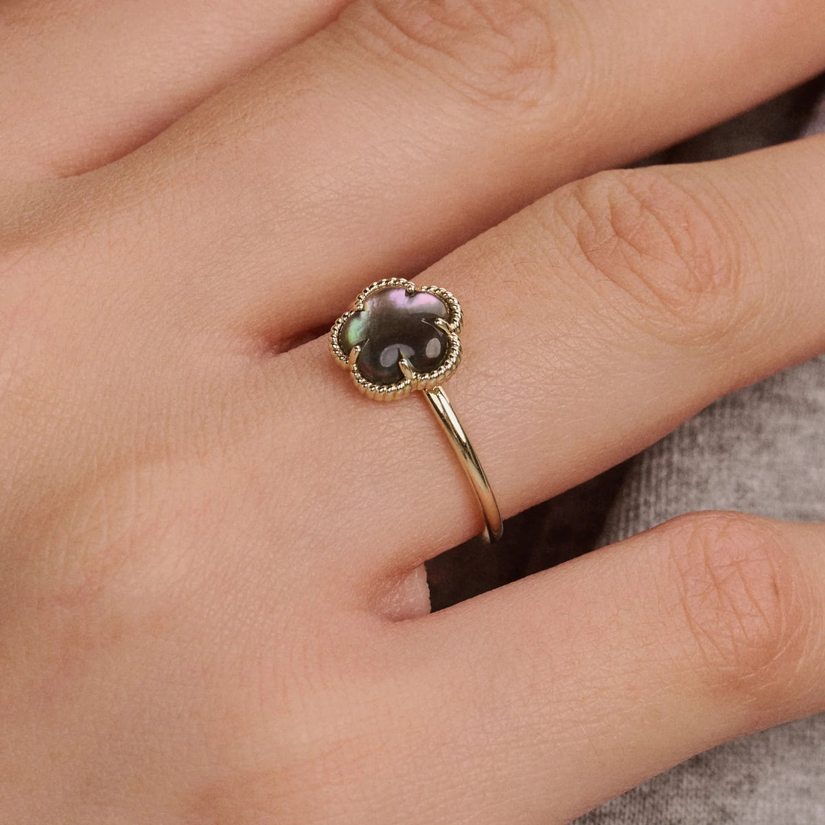 Ring aus 585er Gold mit schwarzer Perlmutt-Blüte