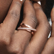 Ring durchkreuzendes Dreifachband