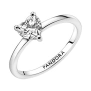 Ring mit einem Zirkonia-Herz