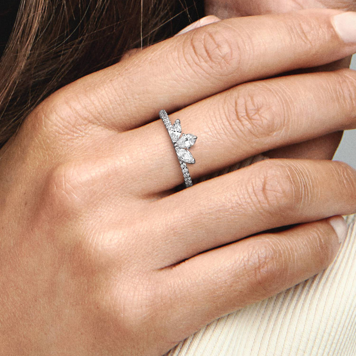 Ring Timeless funkelnde Blattgruppierung Silber