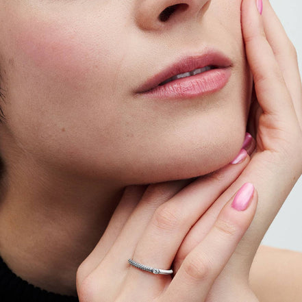 Ring mit Zirkonia und weißer Emaille