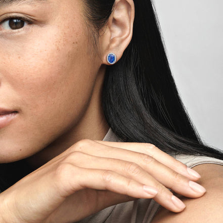 Ohrstecker mit blauem Kristall und Zirkoniarand