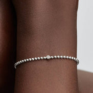 Silbernes Armband aus Kugeln mit Zirkonia