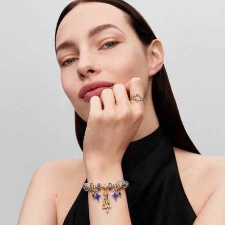Sternförmiger Charm mit blauer Emaille