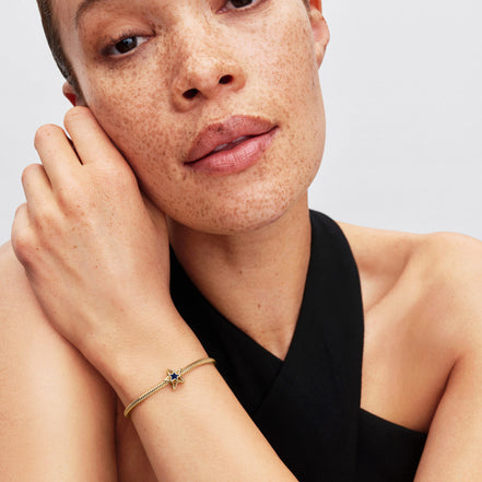 Goldener Stern-Charm mit blauem Detail
