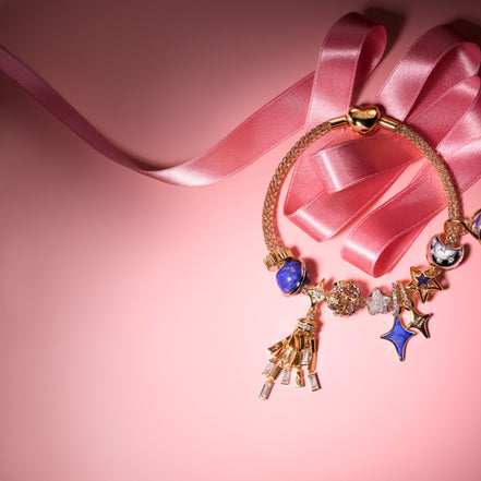 Goldener Stern-Charm mit blauem Detail