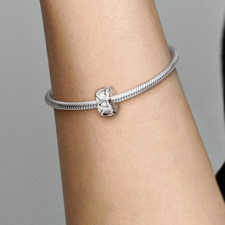 MOMENTS Charm Clip Gereihte Herzen