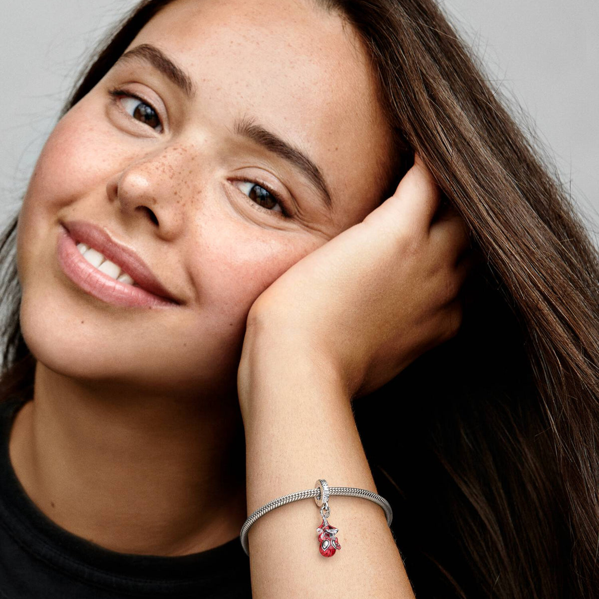 MARVEL Charm hängender Spiderman