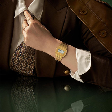 Uhr Iconic Goldfarben monochrom