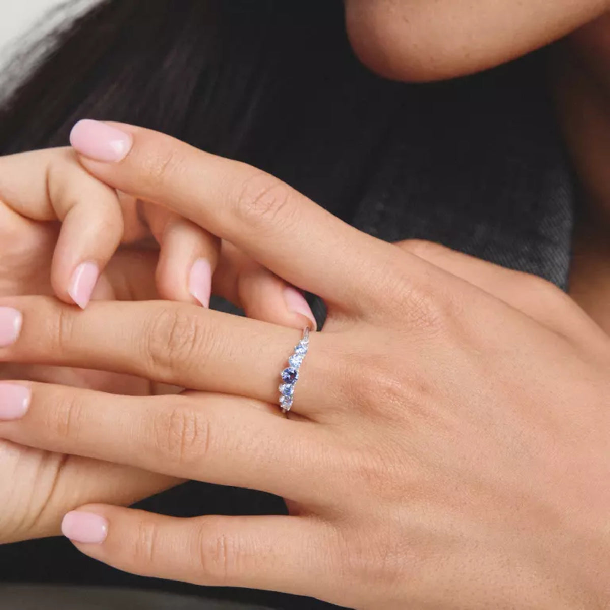 Ring mit blauen Steinen silberfarben