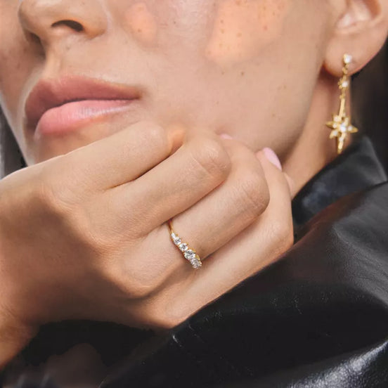Ring mit Steinen goldfarben