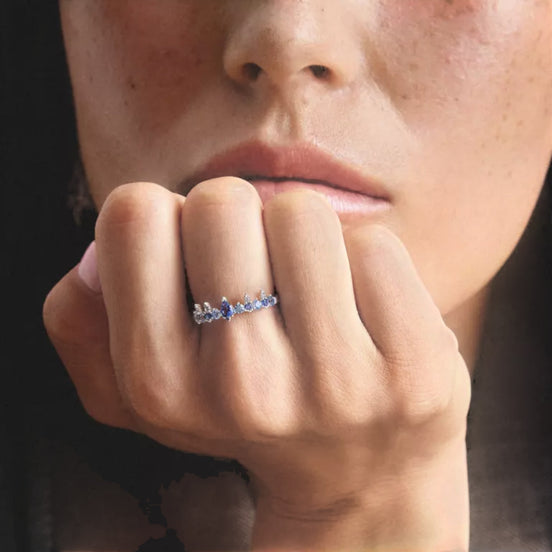 Ring mit blauen Steinen silberfarben
